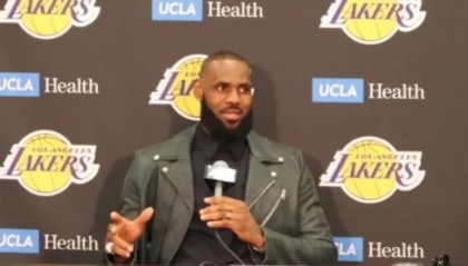 极速电竞网页版-关键球甩锅再引争议 詹皇不满裁判判罚：NBA白看了